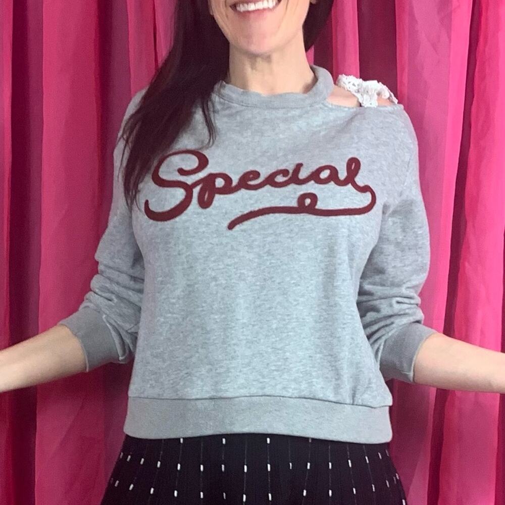 Kuose Special crochet tie cold shoulder and embroidered detail sweatshirt med